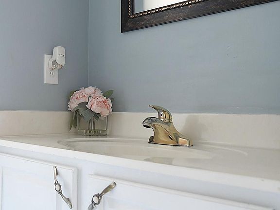 4th image of 1810 Oxford Sq