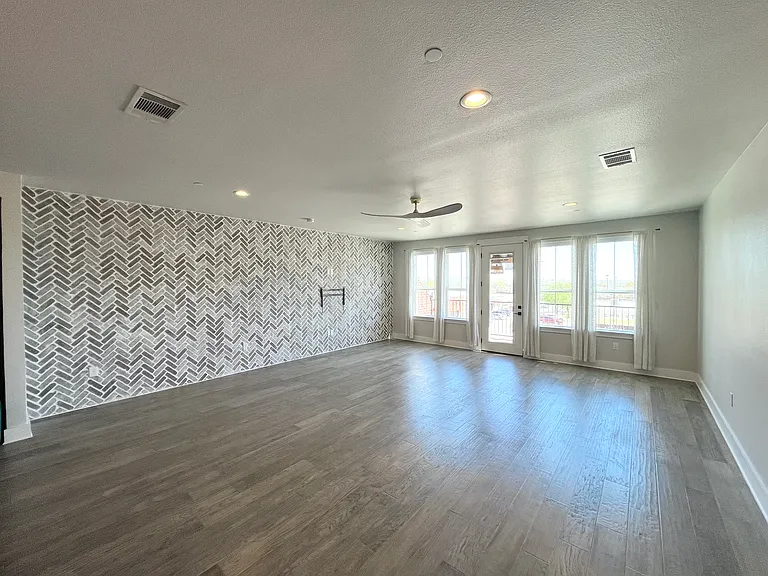 251 S Mill St #320 — Photo 8