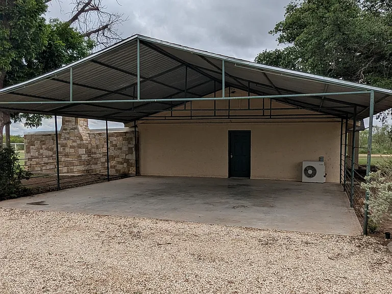 5694 N US Highway 277 — Photo 3
