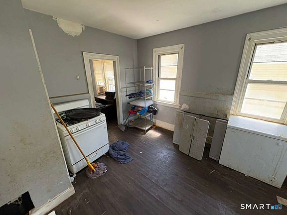 3rd image of 21 West Farm Street