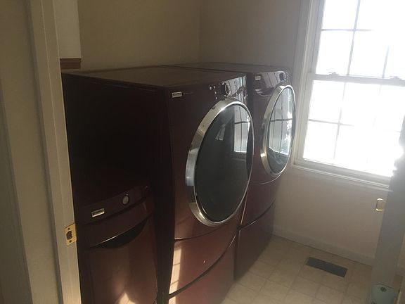 3rd image of 204 Kidwell Ave APT 1