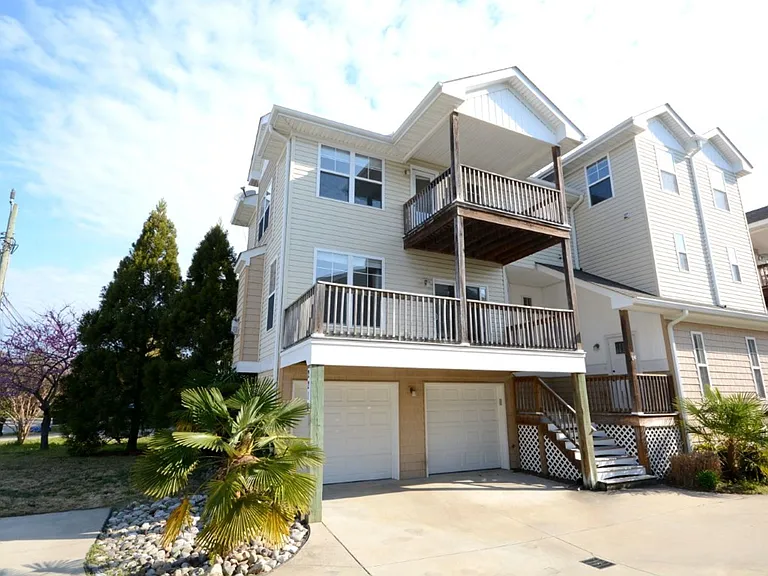 2216 E Berrie Cir — Photo 2