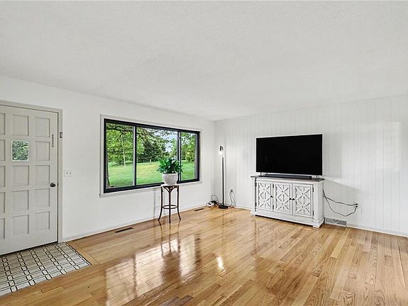 3rd image of 300 E Casey Rd