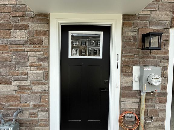 3rd image of 11 Foxwood Dr