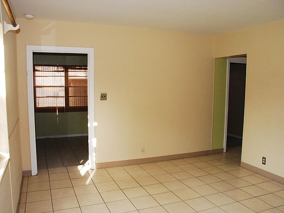 4th image of 3320 W Pearl Ave