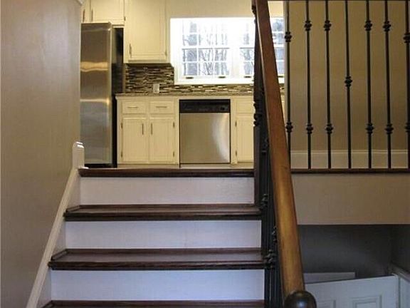5th image of 560 Woodgate Dr