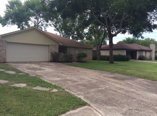 304 Dogwood St, Lake Jackson, TX 77566