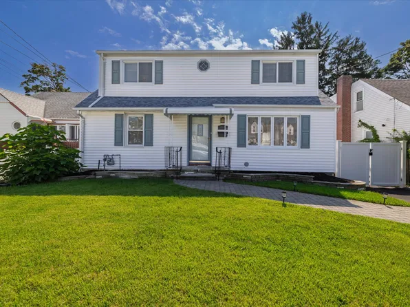 1128 Braxton St, Uniondale, NY 11553