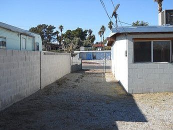 3rd image of 3040 La Canada St