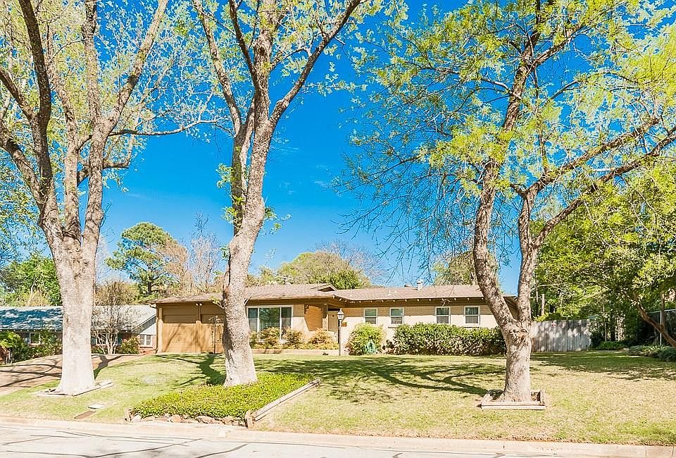 1st image of 1905 Woods Dr
