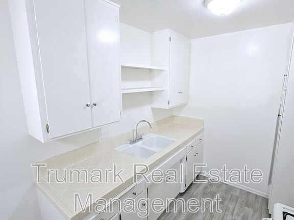 4th image of 323 N Howard St APT 8