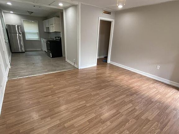 3rd image of 320 Celery Ave S #1