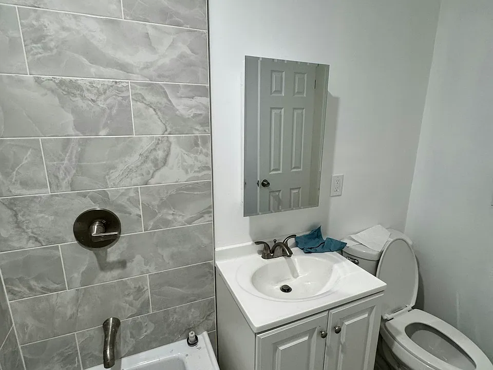 1 W 19th St #1R