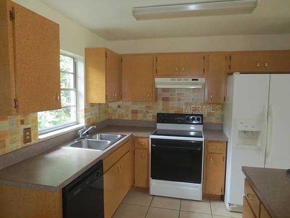 3rd image of 902 W Gaston Pl
