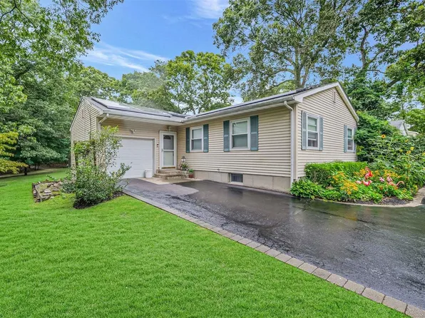 11 Robinson Avenue, Medford, NY 11763