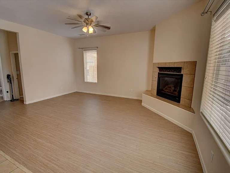 2011 Dillon Dr NE — Photo 6