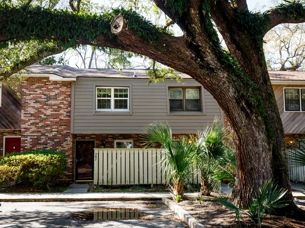 207 Saint Charles Ct, Charleston, SC 29407