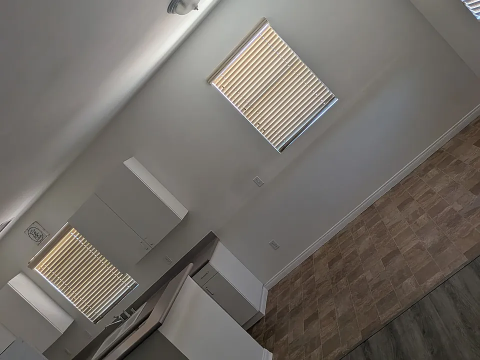 3305 E Palmdale Blvd