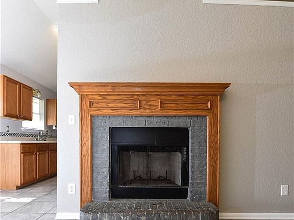 4th image of 3206 Southhill Dr