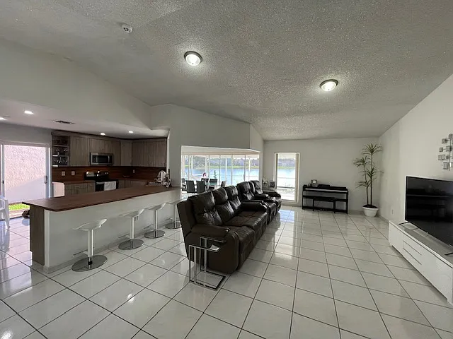 3 bed, 1548 sqft, $2,837 — Photo 4