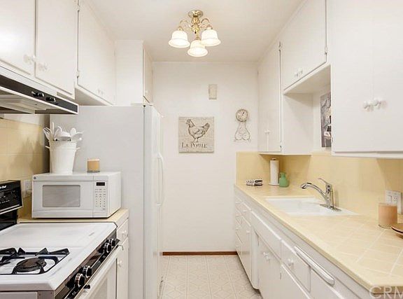 4th image of 1030 E 2nd St Unit 3