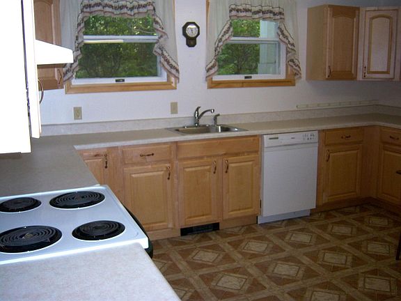 4th image of 63 Woodland Trl