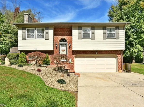1700 Rockwood Dr, Youngstown, OH 44505