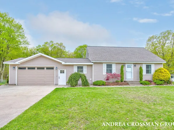 4684 Pine Dr, Holland, MI 49423