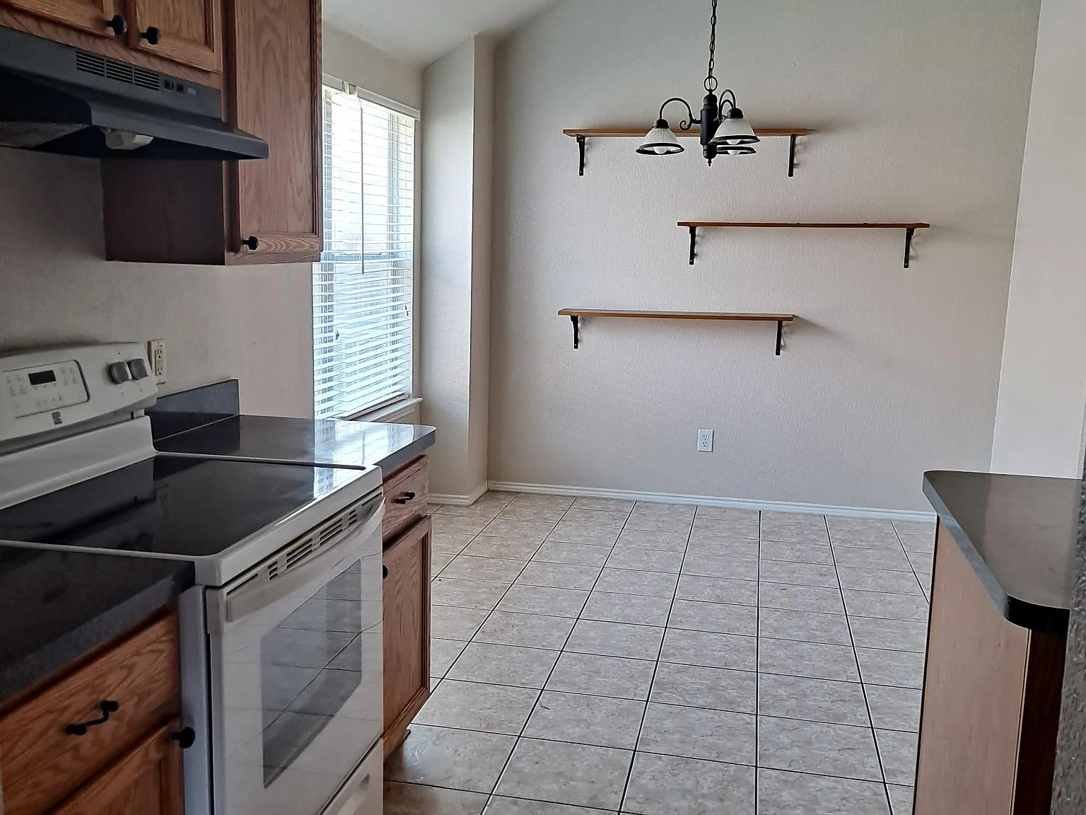 3 bed, 1612 sqft, $2,350 — Photo 2