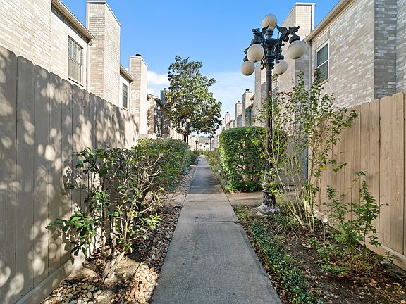 3rd image of 3168 Holly Hall St