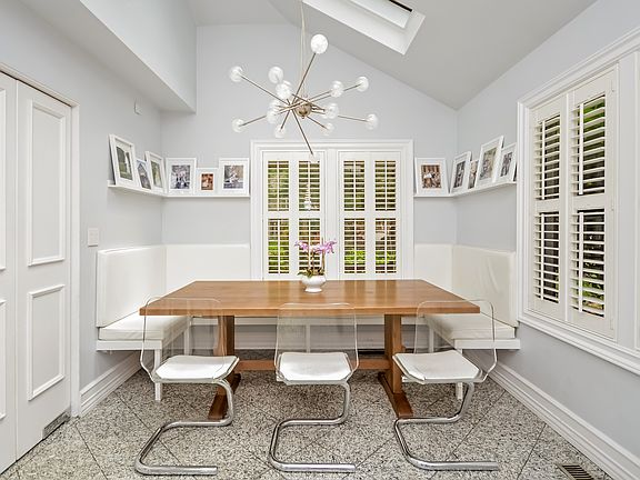 Custom built-in banquette