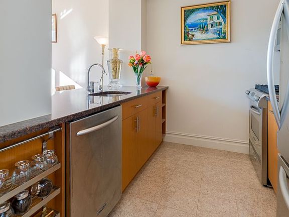 5th image of 158 Hester St APT 6E