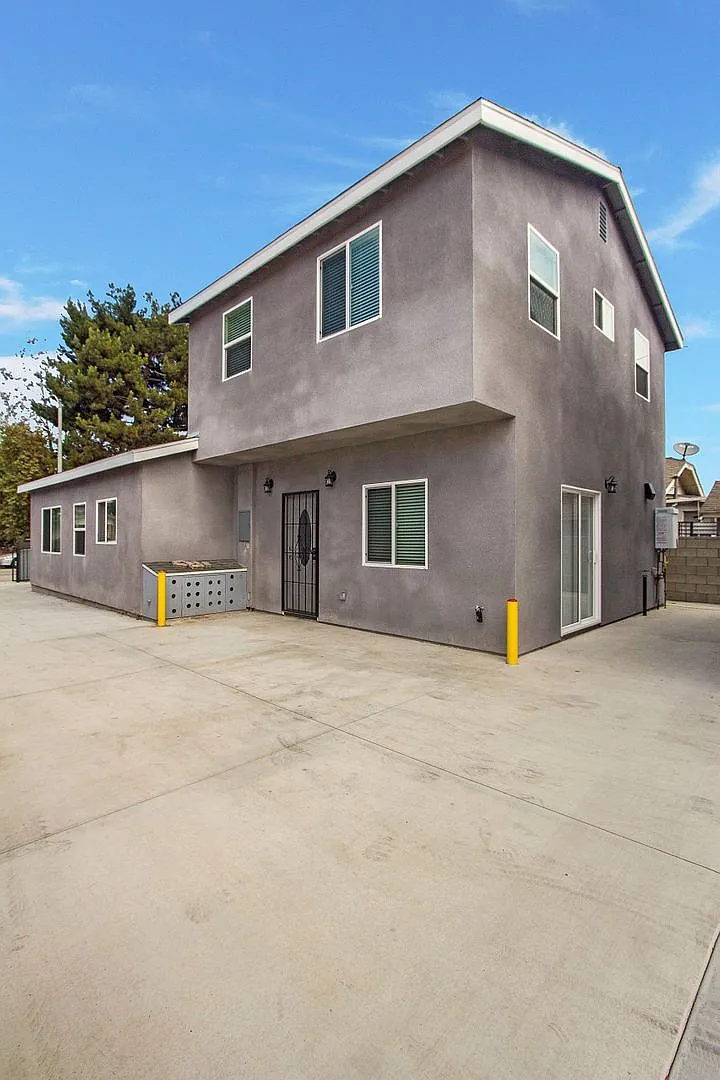 1740-1742 Rose Ave Triplex — Photo 1