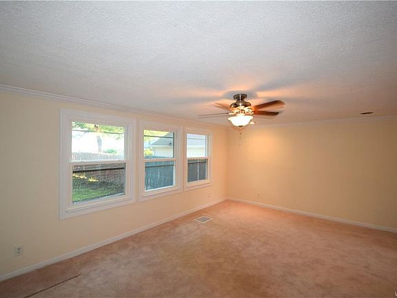 5th image of 709 Moore Ave