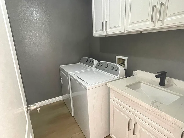 Laundry Room (Washer/Dryer)