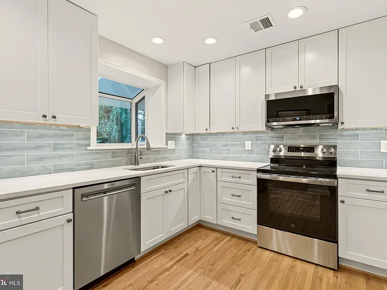 2375 N Vernon St — Photo 20