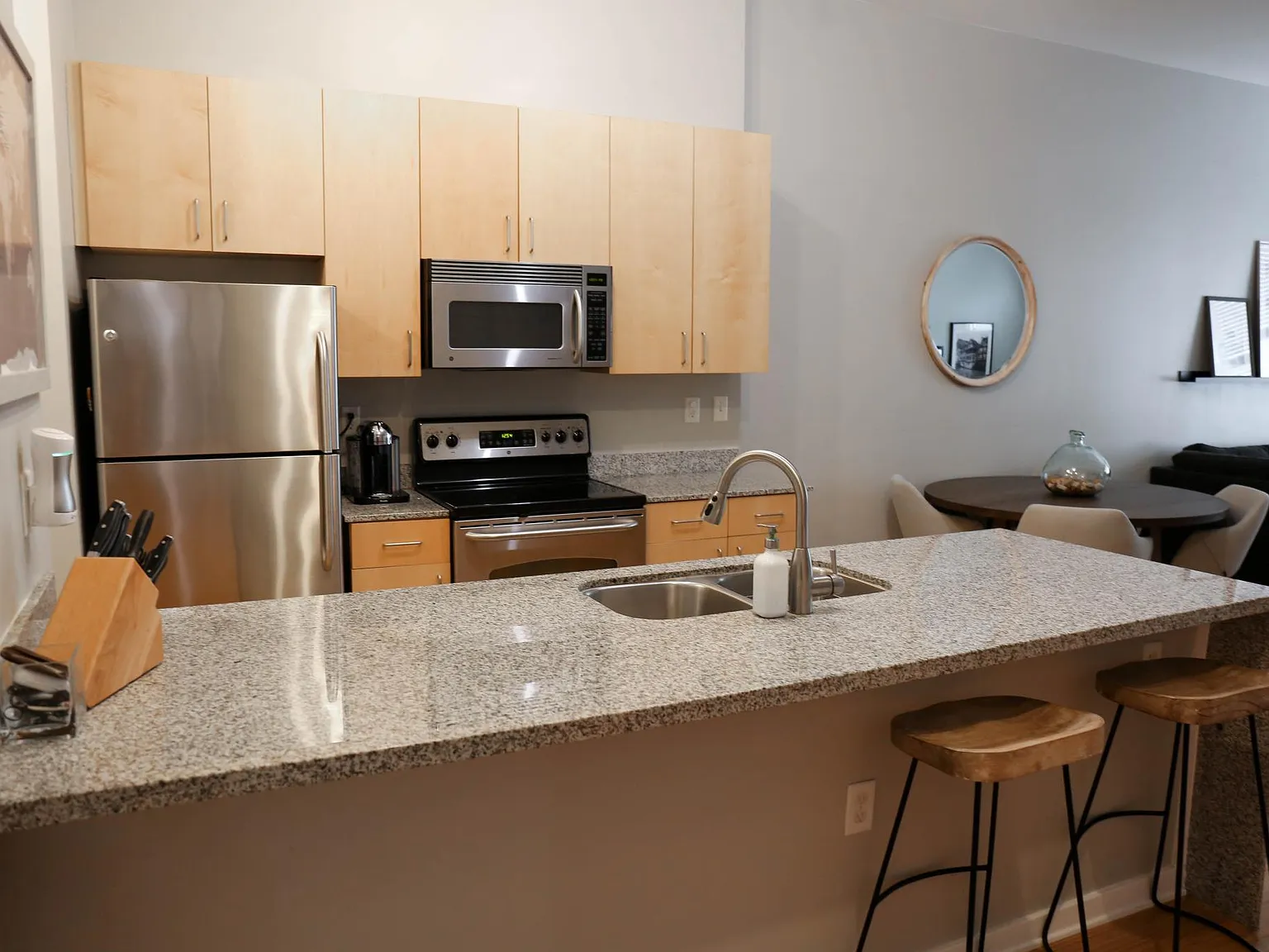 2263 Young Ave — Photo 3