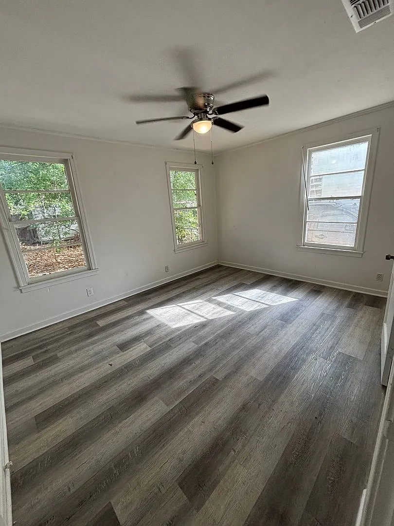 Charming 2 Bedroom House — Photo 3