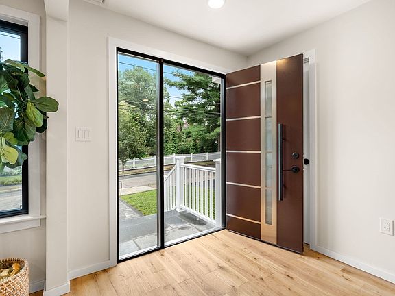 3rd image of 179 Woodcliff Rd