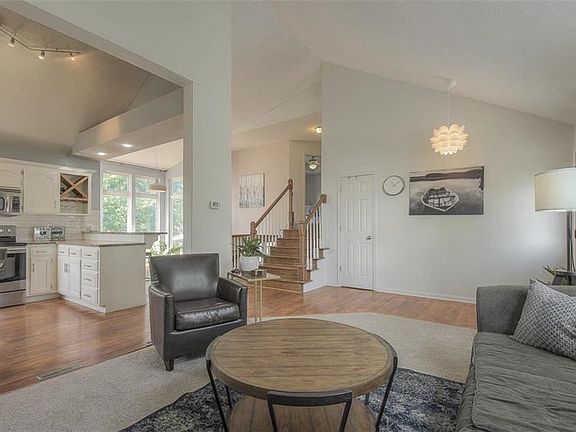 5th image of 5317 NE Holiday Dr