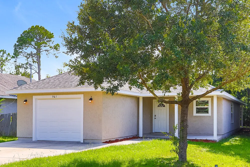 4 bed, 2.0 bath, 1600 sqft, $2,305 — Photo 3