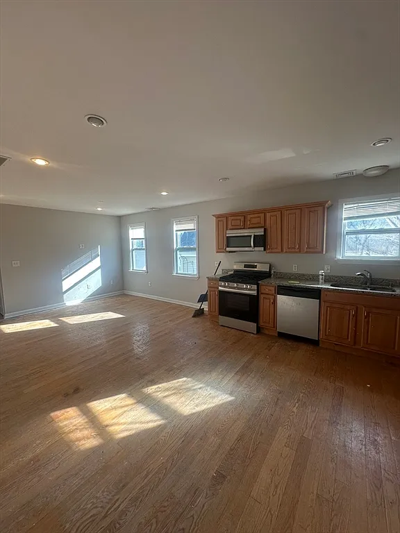 3 bed, 1.5 bath, 1000 sqft, $2,700 — Photo 3