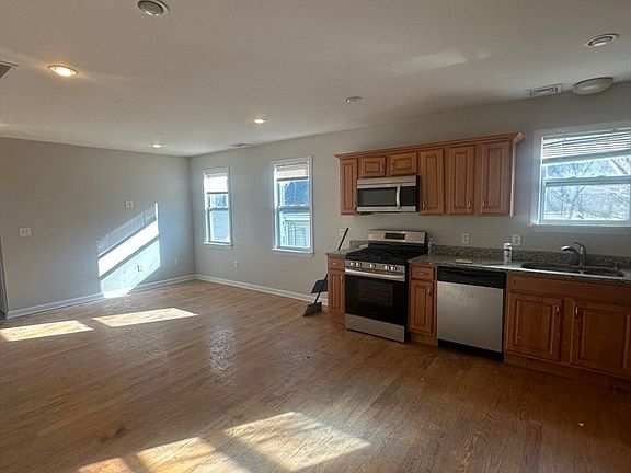 3rd image of 100 Sumner St #100