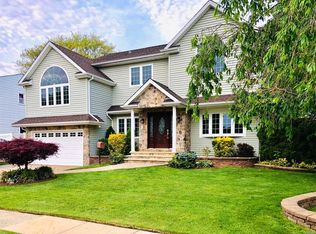 545 Heathcliff Dr, Seaford, NY 11783