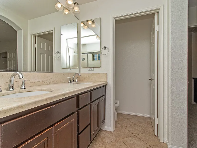 2110 Silverado St — Photo 32