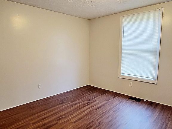 3rd image of 2035 W Poplar St