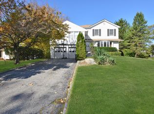 17 Old Hills Ln, Port Washington, NY 11050