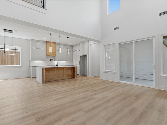 4th image of 1710 Toronto St