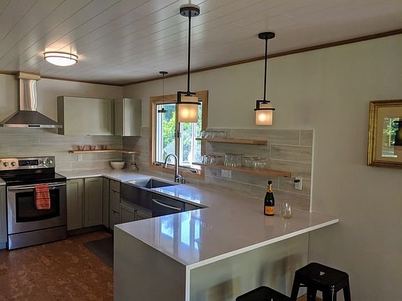 3rd image of 10 Laneholm Dr