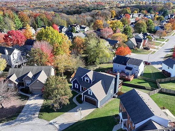 2nd image of 1005 NE Scenic Ct